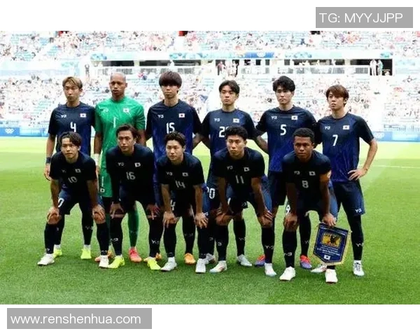 足球明星与网红同框合影瞬间揭秘引发热议的时尚潮流与社交媒体影响力